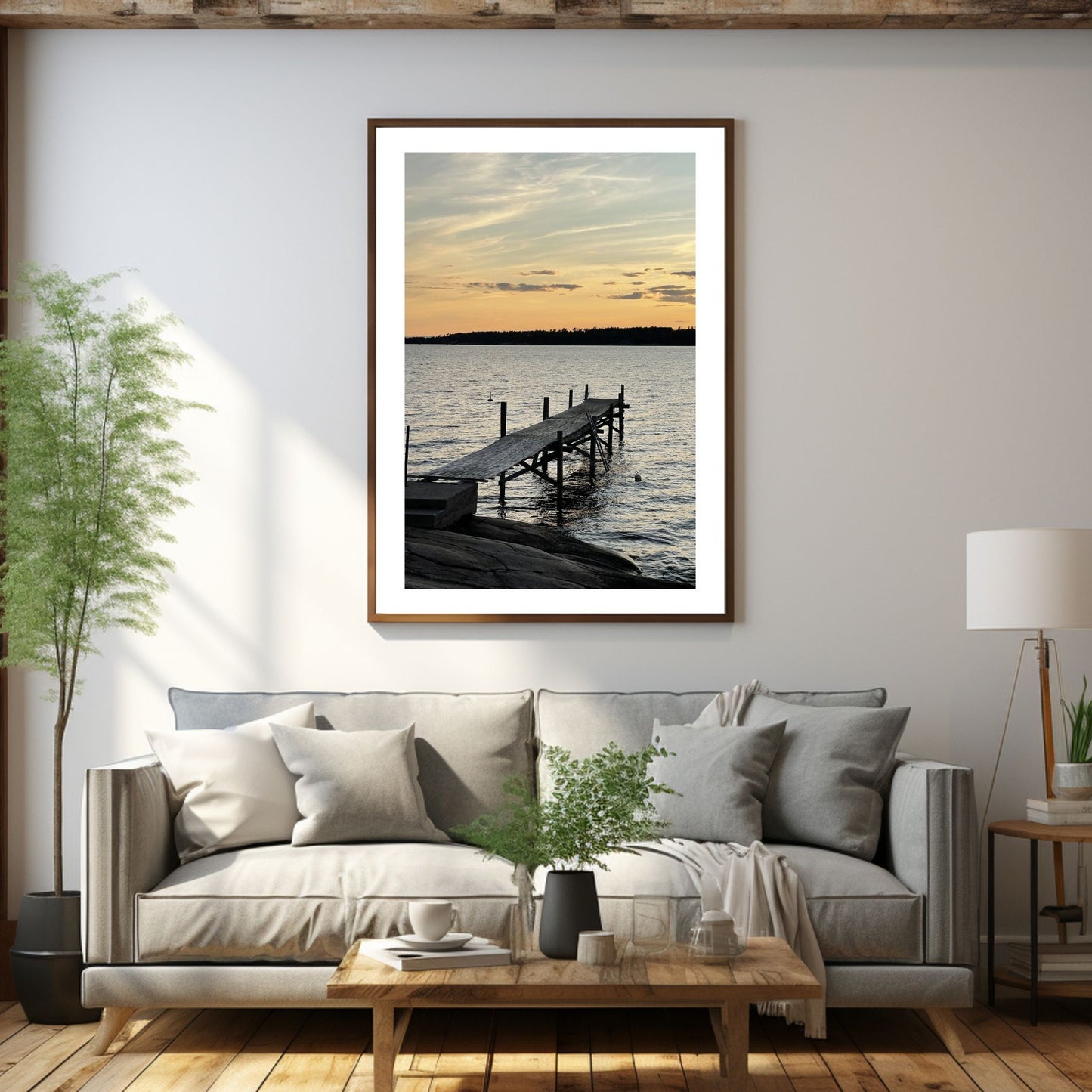 Nydelig solnedgang ved Krokstadfjorden ved Saltnes. Motiv av en brygge som går ute i sjøen, og en sol som er i ferd med å gå ned på en oransje himmel. Fås både som plakat og på lerret. Miljøbildet viser plakaten i en eikeramme som henger på en vegg over en sofa.