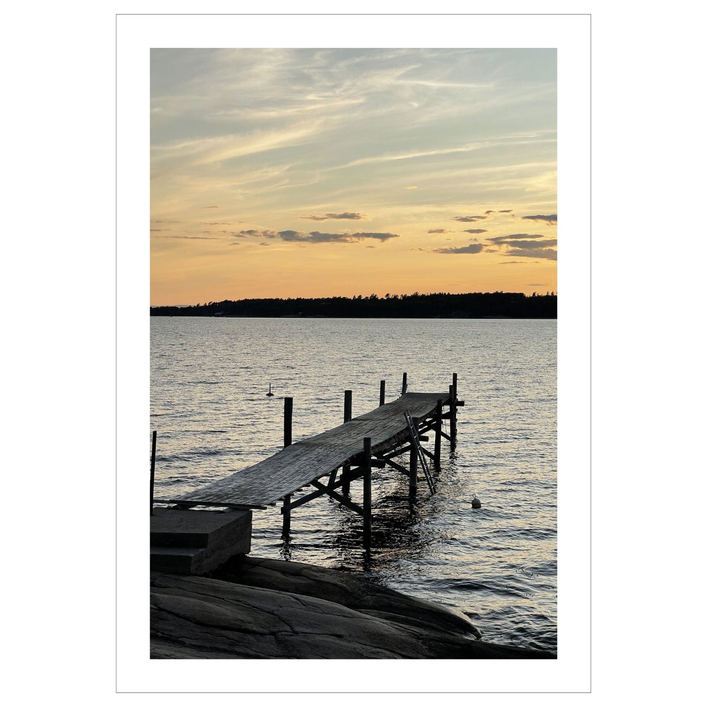 Nydelig solnedgang ved Krokstadfjorden ved Saltnes. Motiv av en brygge som går ute i sjøen, og en sol som er i ferd med å gå ned på en oransje himmel. Fås både som plakat og på lerret.