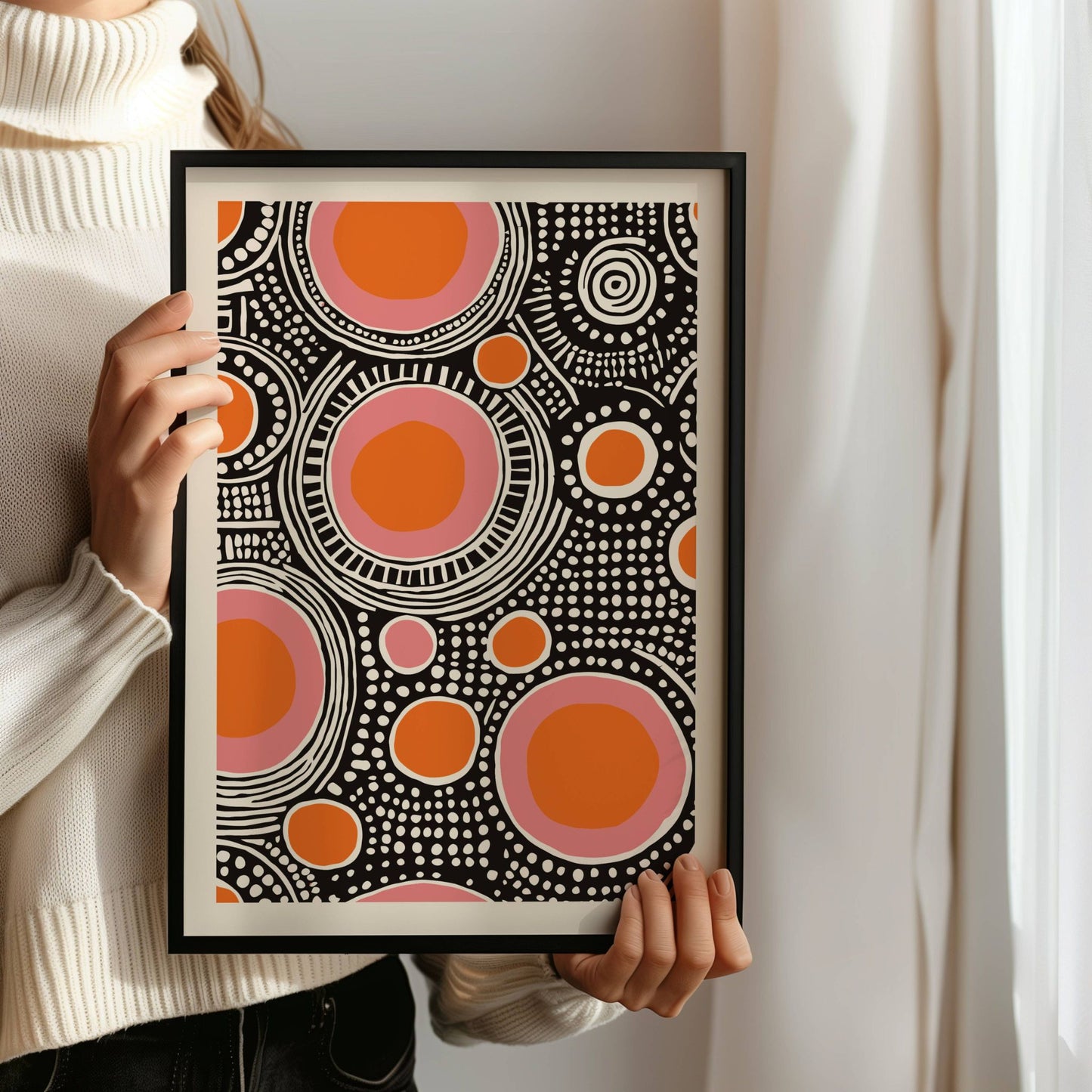 Skap et rom med energi og balanse med Solpunkter – en moderne kunstplakat som kombinerer oransje og rosa sirkelmotiver med kontrastfylt sort og beige. Illustrasjon viser plakat med kantlinje i sort ramme.