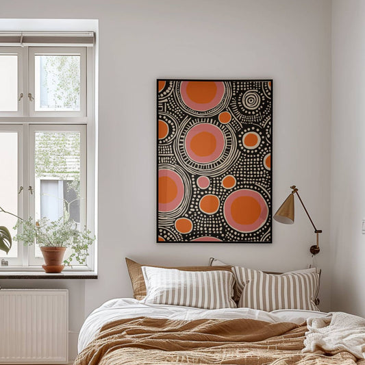 Skap et rom med energi og balanse med Solpunkter – en moderne kunstplakat som kombinerer oransje og rosa sirkelmotiver med kontrastfylt sort og beige. Illustrasjon viser plakat uten kantlinje i sort ramme.