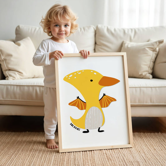 Lys gul flygedinosaur med oransje vinger på lys bakgrunn i eik ramme.