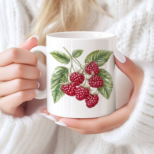 Sommerkrus BRINGEBÆR No1 bringer med seg smaken av norske sommerdager – med en frodig bringebærklase og friske grønne blader i botanisk stil. Dette keramikkruset gir en leken og naturlig start på dagen, og teksten på baksiden gir det en ekstra personlig vri.