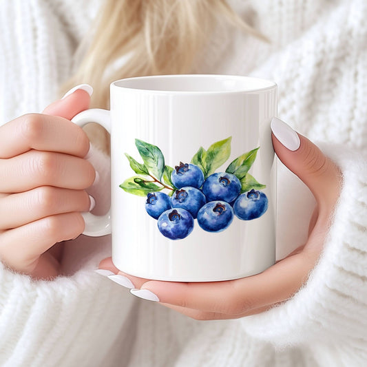 Sommerkrus BLÅBÆR No2 har et lyst og friskt blåbærmotiv med syv små bær i en tett klynge omgitt av lysegrønne blader. Den lette akvarellstilen gjør kruset ekstra sommerlig, og Prøysen-sitatet på baksiden gir det både sjarm og gjenklang.