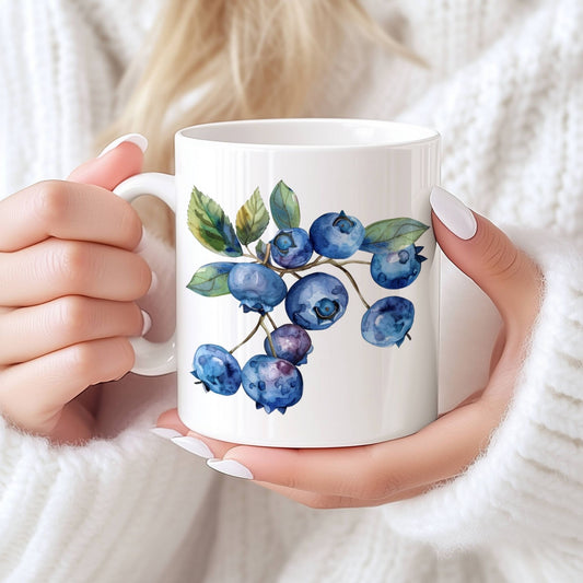 Sommerkrus BLÅBÆR No3 har et mer naturtro og røffere uttrykk, med modne og delvis blåfiolette bær i ulike stadier. Dette motivet skaper assosiasjoner til sensommer og tur i skogen, og gjør kruset til en favoritt for den som setter pris på både detaljer og nostalgi.