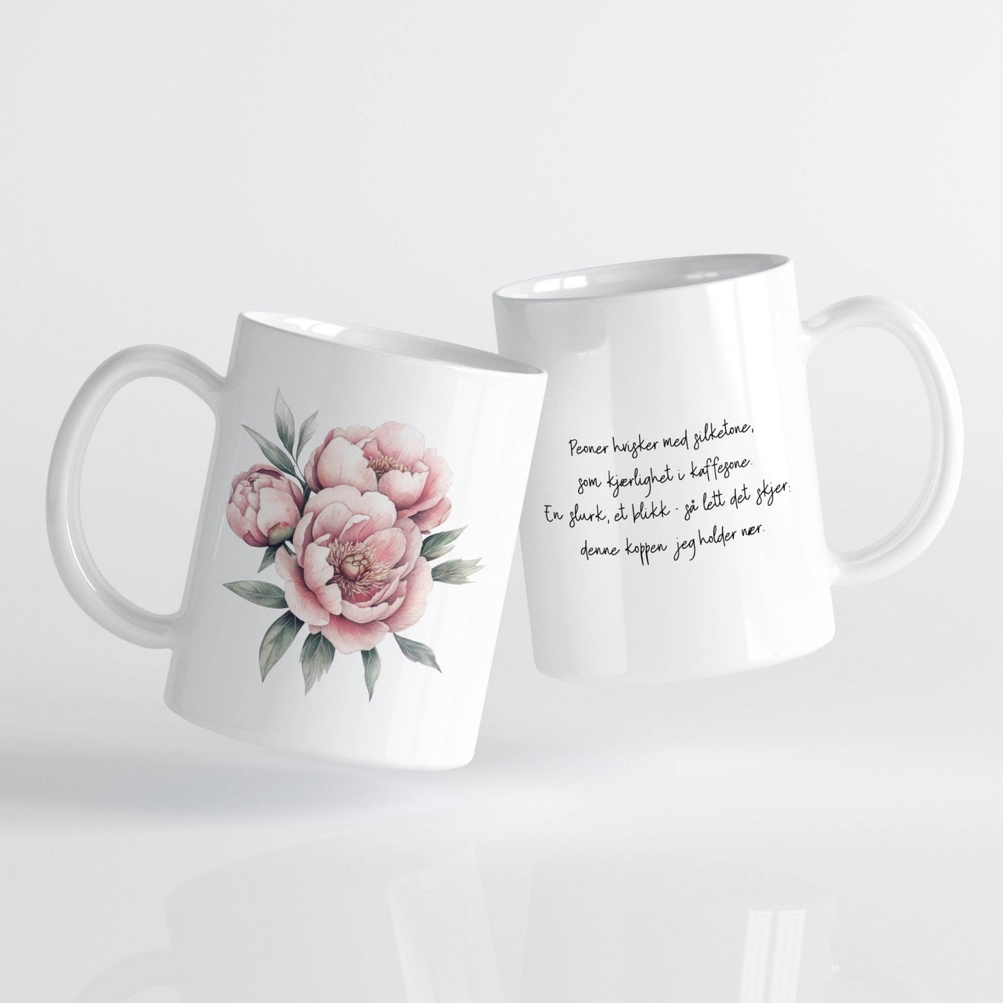 Sommerkrus PEON No3 har et enkelt og elegant uttrykk med tre mykt illustrerte peonblomster i dus rosa. Dette keramikkruset passer perfekt til deg som liker et rent og stilfullt design, med et snev av vintage romantikk. Teksten på baksiden gjør det til et krus med sjel – og en fin påminnelse i hverdagen.