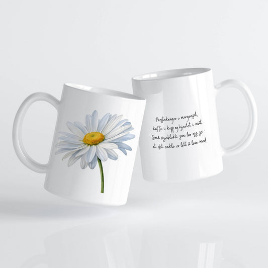 Sommerkrus PRESTEKRAGE No2. Ingenting sier norsk sommer som prestekrager i grøftekanten og kaffe i koppen. Dette lyse og lune keramikkruset kommer med et vakkert blomsterdesign og en håndskrevet tekst.