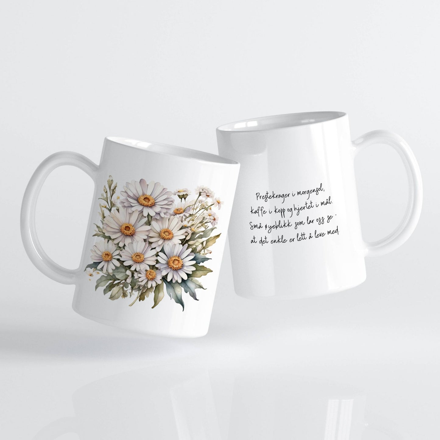 Sommerkrus PRESTEKRAGE No2. Ingenting sier norsk sommer som prestekrager i grøftekanten og kaffe i koppen. Dette lyse og lune keramikkruset kommer med et vakkert blomsterdesign og en håndskrevet tekst.