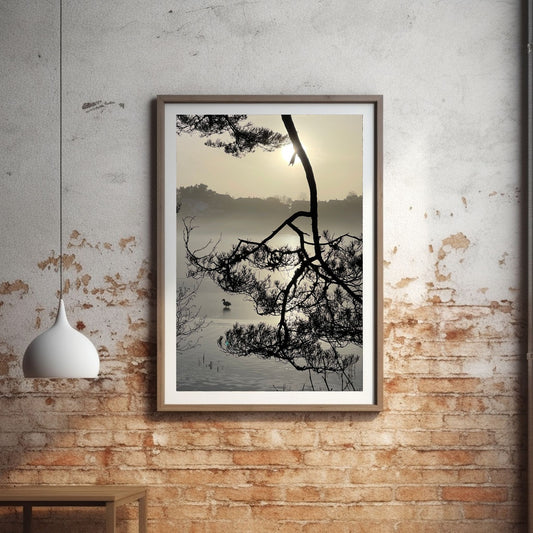 Stemningsfullt bilde fra Skranevatnet fotografert 29. januar 2024. Illustrasjon viser fotografiet i ramme på en murvegg.