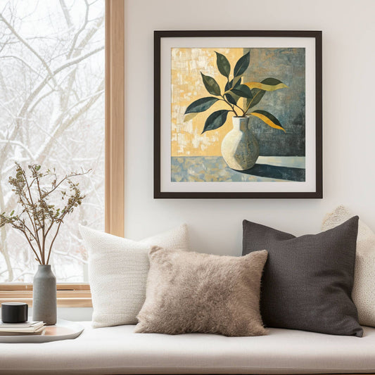 Med en elegant vase, grønne blader og et vakkert spill av lys og skygge, skaper dette kunstverket en rolig og harmonisk atmosfære i ethvert rom. Illustrasjon viser motivet som plakat i sort ramme.