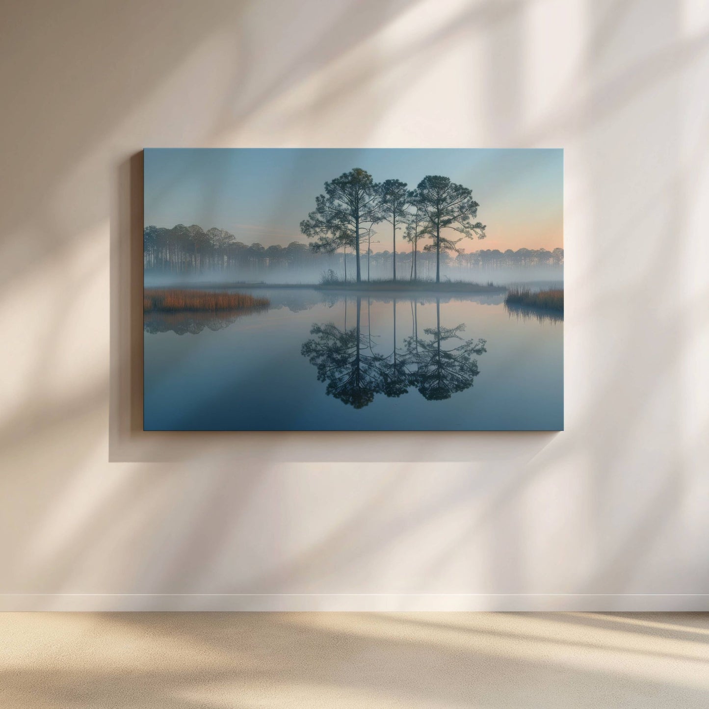 Motivet Dis og gull viser en liten gruppe furutrær som speiler seg i det rolige vannet, omgitt av tåkedis og gyllen morgensol. Illustrasjon viser motivet på lerret.