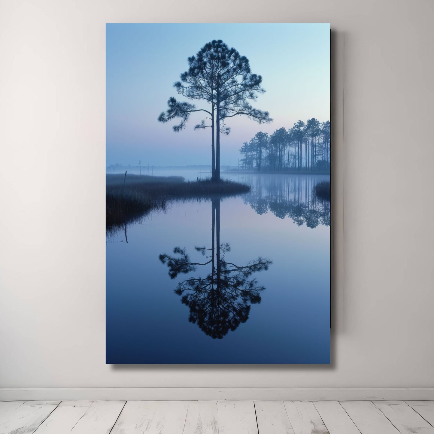 Stille Morgen - Ensom furu viser furutrær i silhuett, speilet i det stille vannet en tidlig morgen med myk soloppgang og lett tåke i horisonten. Illustrasjon viser motivet på lerret.