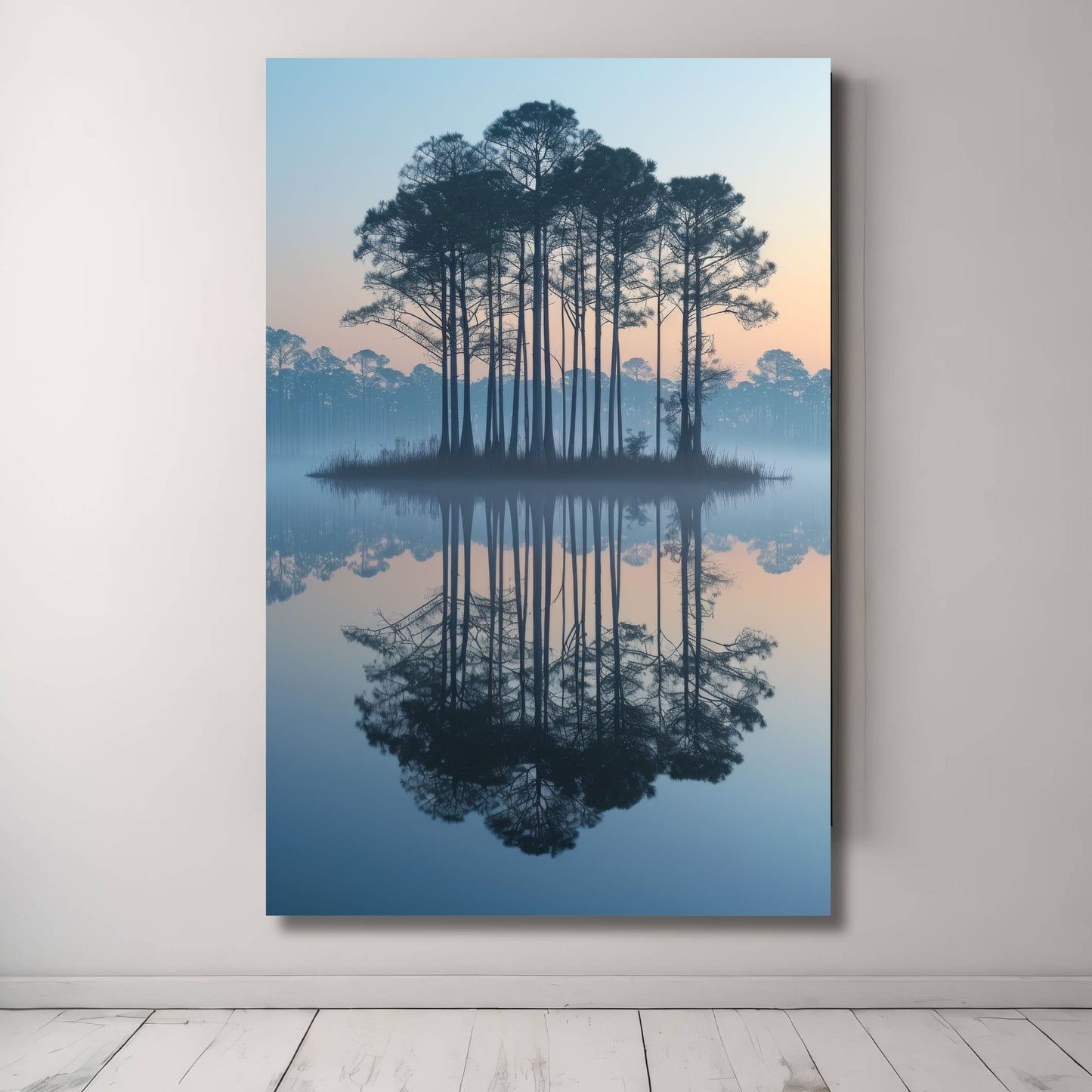 Stille Morgen - Øy av trær viser furutrær i silhuett, speilet i det stille vannet en tidlig morgen med myk soloppgang og lett tåke i horisonten. Illustrasjon viser motivet på lerret.