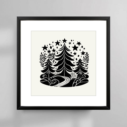 Denne stilrene plakaten kombinerer tradisjonelle juleelementer med en minimalistisk designstil, som gir et moderne preg på klassiske julemotiver som juletrær og stjerner. Illustrasjonsfoto viser plakat i sort ramme.