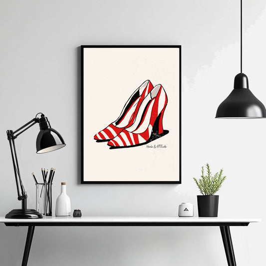 Stripete stiletter kombinerer rødt, hvitt og en dash attitude i denne grafiske plakatkunstplakaten. Illustrasjon viser plakat i sort ramme.