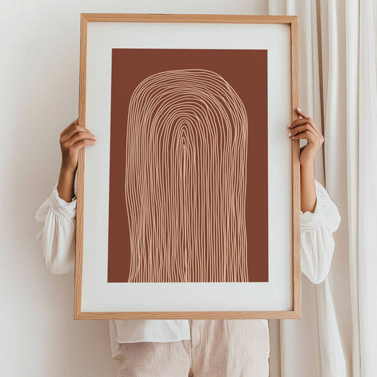 "Strømmende Stillhet" fanger bevegelsen i naturen på en stilren og beroligende måte. De vertikale linjene gir assosiasjoner til rennende vann, trestammer eller vindens dans gjennom gresset. Illustrasjon viser plakat i eik ramme.