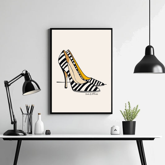Zebra-inspirerte stiletter og en minimalistisk komposisjon gjør denne plakaten til et trendy blikkfang på veggen. Illustrasjon viser plakat i sort ramme.
