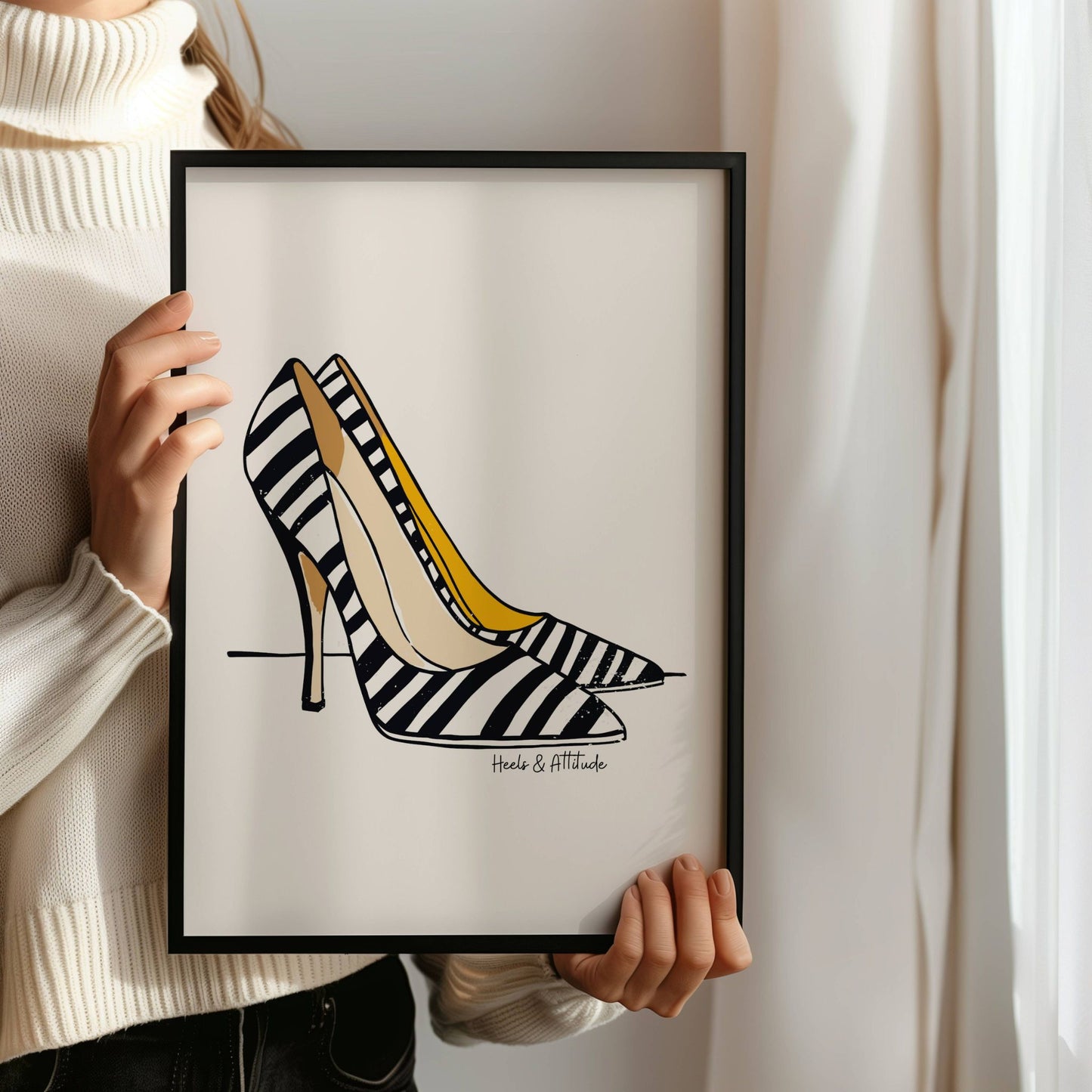 Zebra-inspirerte stiletter og en minimalistisk komposisjon gjør denne plakaten til et trendy blikkfang på veggen. Illustrasjon viser plakat i sort ramme.