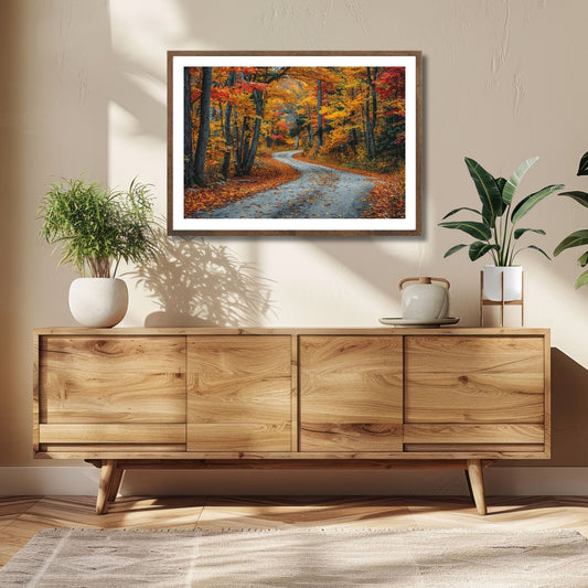 Dette kunstverket viser en naturskjønn skogsvei som bukter seg gjennom et fargerikt høstlandskap. Miljøfoto viser motivet som plakat med hvit kant i ramme.