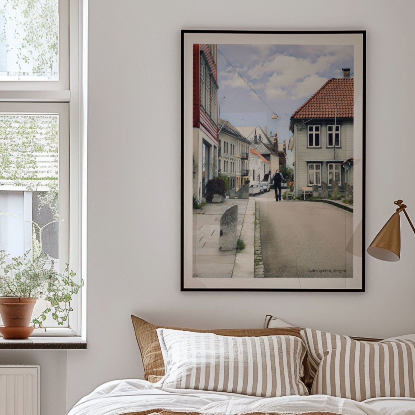 En annen stemningsfull vinkel fra Sydnesgaten, hvor arkitektur og gateløp smelter sammen til et tidløst motiv. Illustrasjon viser plakat i sort ramme.