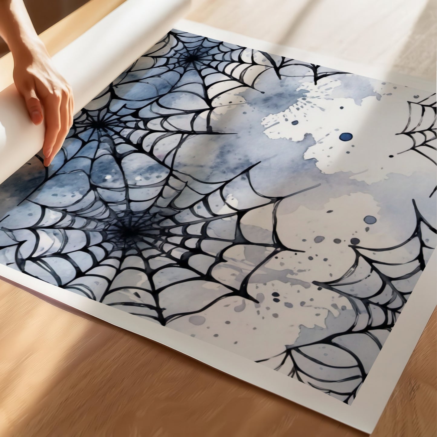 “Tangled Webs” er en kunstnerisk samling av flere edderkoppnett i sort blekk og blåtoner. Illustrasjon viser plakat på print.