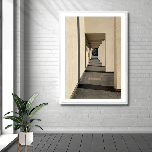 Opplev en harmonisk kombinasjon av historie og moderne arkitektur med plakaten eller lerretet "Telegrafen i Kveldsol." Illustrasjonsfoto viser motivet som plakat i hvit ramme.