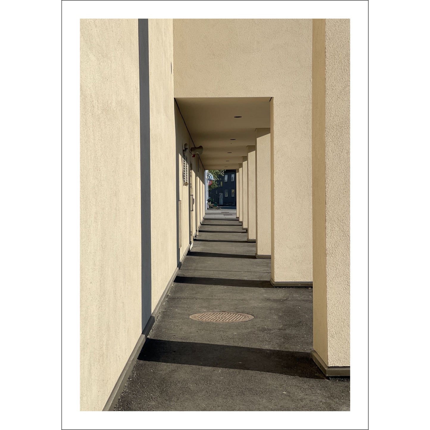 Opplev en harmonisk kombinasjon av historie og moderne arkitektur med plakaten eller lerretet "Telegrafen i Kveldsol."