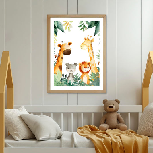 Grafiske motiv til barna som byr på søte sjiraffer, løver, pandaer og elefanter i deres naturlige habitat. Illustrasjonsfoto viser motivet som plakat i lys ramme.