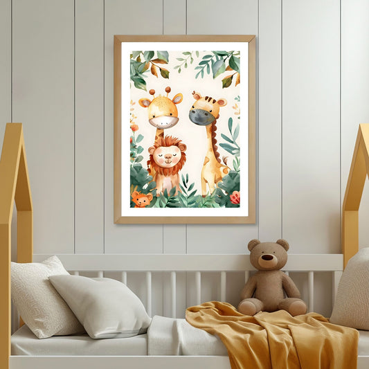 Grafiske motiv til barna som byr på søte sjiraffer, løver, pandaer og elefanter i deres naturlige habitat. Illustrasjonsfoto viser motivet som plakat i lys ramme.