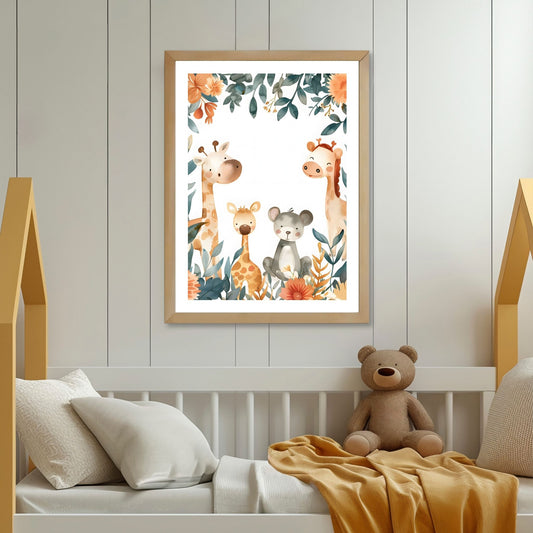 Grafiske motiv til barna som byr på søte sjiraffer, løver, pandaer og elefanter i deres naturlige habitat. Illustrasjonsfoto viser motivet som plakat i lys ramme.