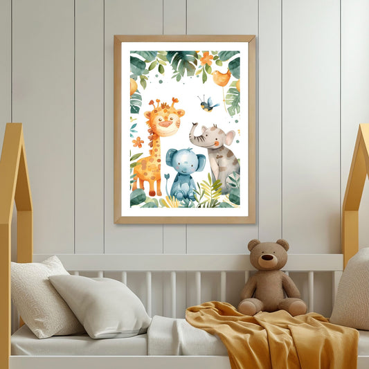 Grafiske motiv til barna som byr på søte sjiraffer, løver, pandaer og elefanter i deres naturlige habitat. Illustrasjonsfoto viser motivet som plakat i lys ramme.