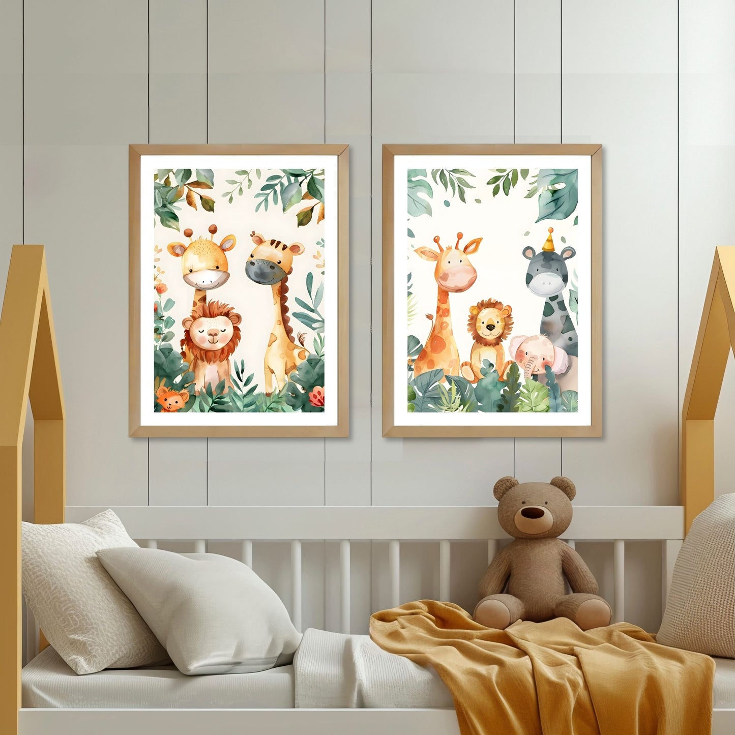 Grafiske motiv til barna som byr på søte sjiraffer, løver, pandaer og elefanter i deres naturlige habitat. Illustrasjonsfoto viser motiv 3 og 4 som plakat i lys ramme.