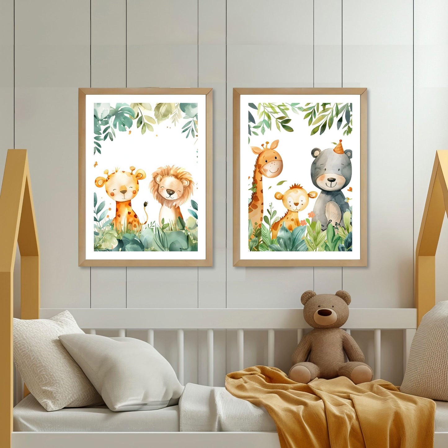 Grafiske motiv til barna som byr på søte sjiraffer, løver, pandaer og elefanter i deres naturlige habitat. Illustrasjonsfoto viser motiv 5 og 6 som plakat i lys ramme.