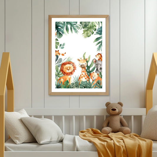 Grafiske motiv til barna som byr på søte sjiraffer, løver, pandaer og elefanter i deres naturlige habitat. Illustrasjonsfoto viser motivet som plakat i lys ramme.