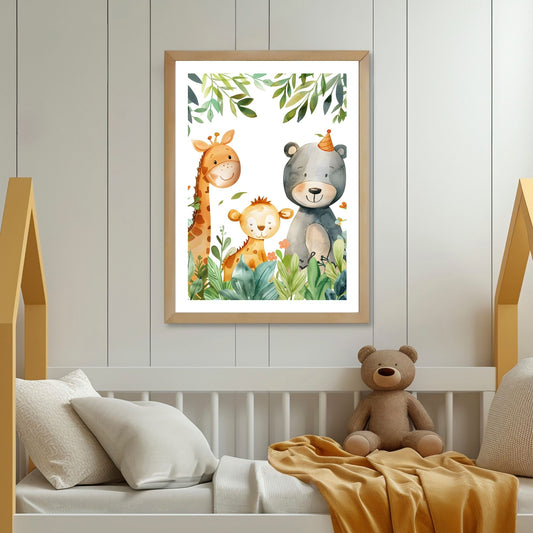 Grafiske motiv til barna som byr på søte sjiraffer, løver, pandaer og elefanter i deres naturlige habitat. Illustrasjonsfoto viser motivet som plakat i lys ramme.