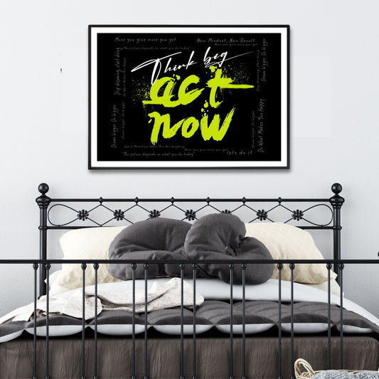 Dette unike kunstverket kombinerer en moderne graffiti stil med et sterkt budskap, "Think Big - Act Now", som er designet for å inspirere og oppmuntre deg til handling. Illustrasjonsfoto viser motivet som plakat i svart ramme.