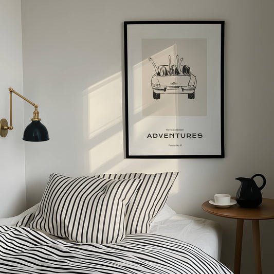 TRAVEL COLLECTION No10 – grafisk plakat fanger gleden ved en biltur med venner.Illustrasjon viser plakat i sort ramme.