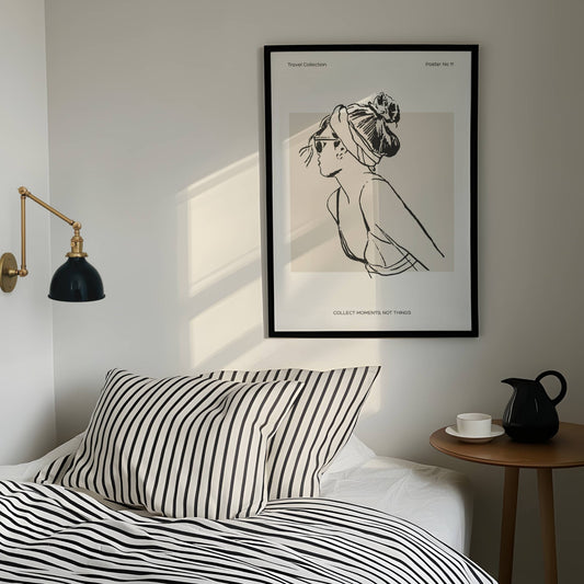 TRAVEL COLLECTION No11 – grafisk plakat viser en kvinne med solbriller og hår surret i sjal, vendt mot solen. Illustrasjon viser plakat i sort ramme.