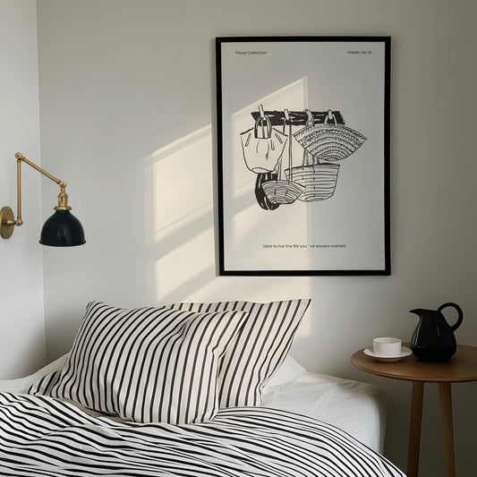 TRAVEL COLLECTION No12 – grafisk plakat viser tre stråvesker som henger på en krok. Illustrasjon viser plakat i sort ramme.