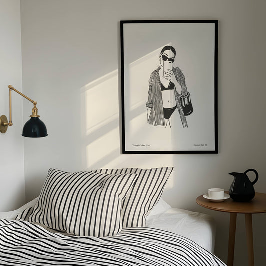 TRAVEL COLLECTION No13 – grafisk plakat viser en kvinne i bikini, skjorte og solbriller, som tar en selfie. Illustrasjon viser plakat i sort ramme.