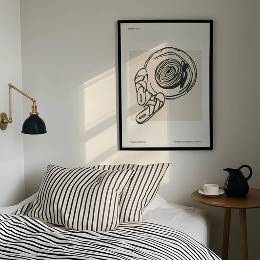 TRAVEL COLLECTION No1 viser en håndtegnet solhatt sammen med flettede sandaler – et tidløst symbol på sommer, eventyr og ferieglede. Illustrasjon viser plakat i sort ramme.