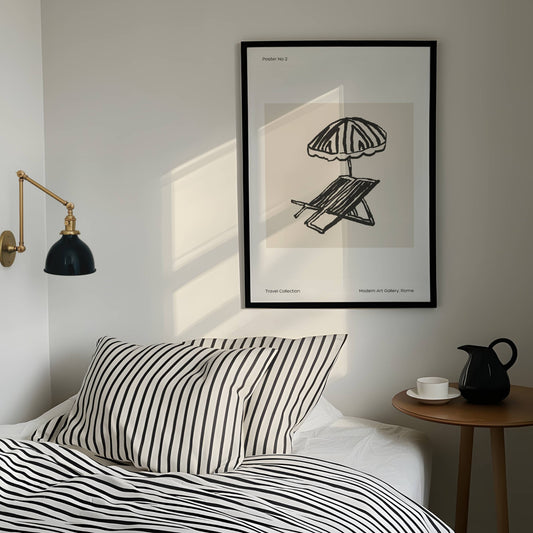 TRAVEL COLLECTION No2 – grafisk plakat viser en klassisk strandstol under en stripete parasoll. Illustrasjon viser plakat i sort ramme.