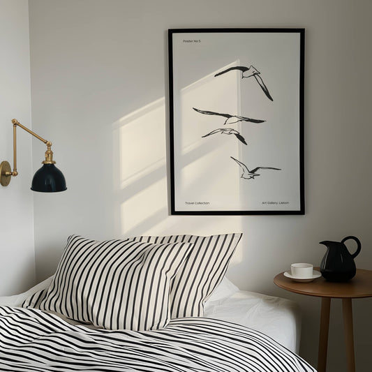 TRAVEL COLLECTION No5 – grafisk plakat viser fire måker i flukt, en enkel og poetisk illustrasjon som fanger frihetsfølelsen ved havet. Illustrasjon viser plakat i sorty ramme.