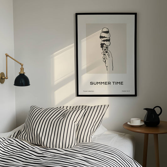 TRAVEL COLLECTION No6 – grafisk plakat sprer ekte sommerglede med et håndtegnet motiv av en iskrem i vaffelkjeks. illustrasjon viser plakat i sort ramme.