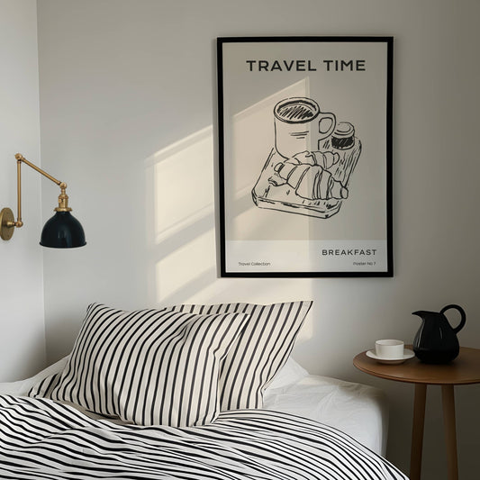 TRAVEL COLLECTION No7 – grafisk plakat fanger essensen av en klassisk feriefrokost: kaffe, croissanter og syltetøy. Illustrasjon viser plakat i sort ramme.