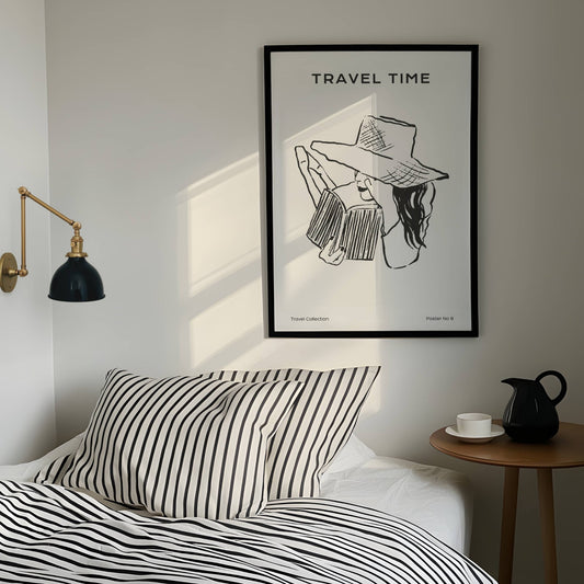 TRAVEL COLLECTION No8 – grafisk plakat viser en kvinne med solhatt som leser. Illustrasjon viser plakat i sort ramme.