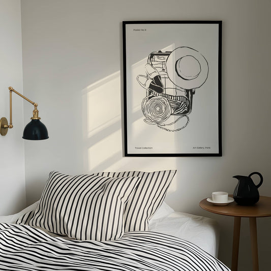 TRAVEL COLLECTION No9 – grafisk plakat viser en åpen koffert med solhatt, sko og strandhåndkle. Illustrasjon viser plakat i sort ramme.