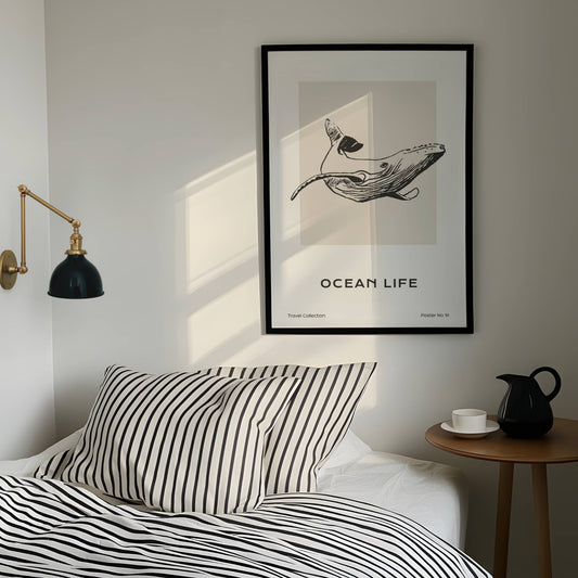 TRAVEL COLLECTION No14 – grafisk plakat viser en elegant illustrasjon av en hval i bevegelse. Illustrasjon viser plakat i sort ramme.
