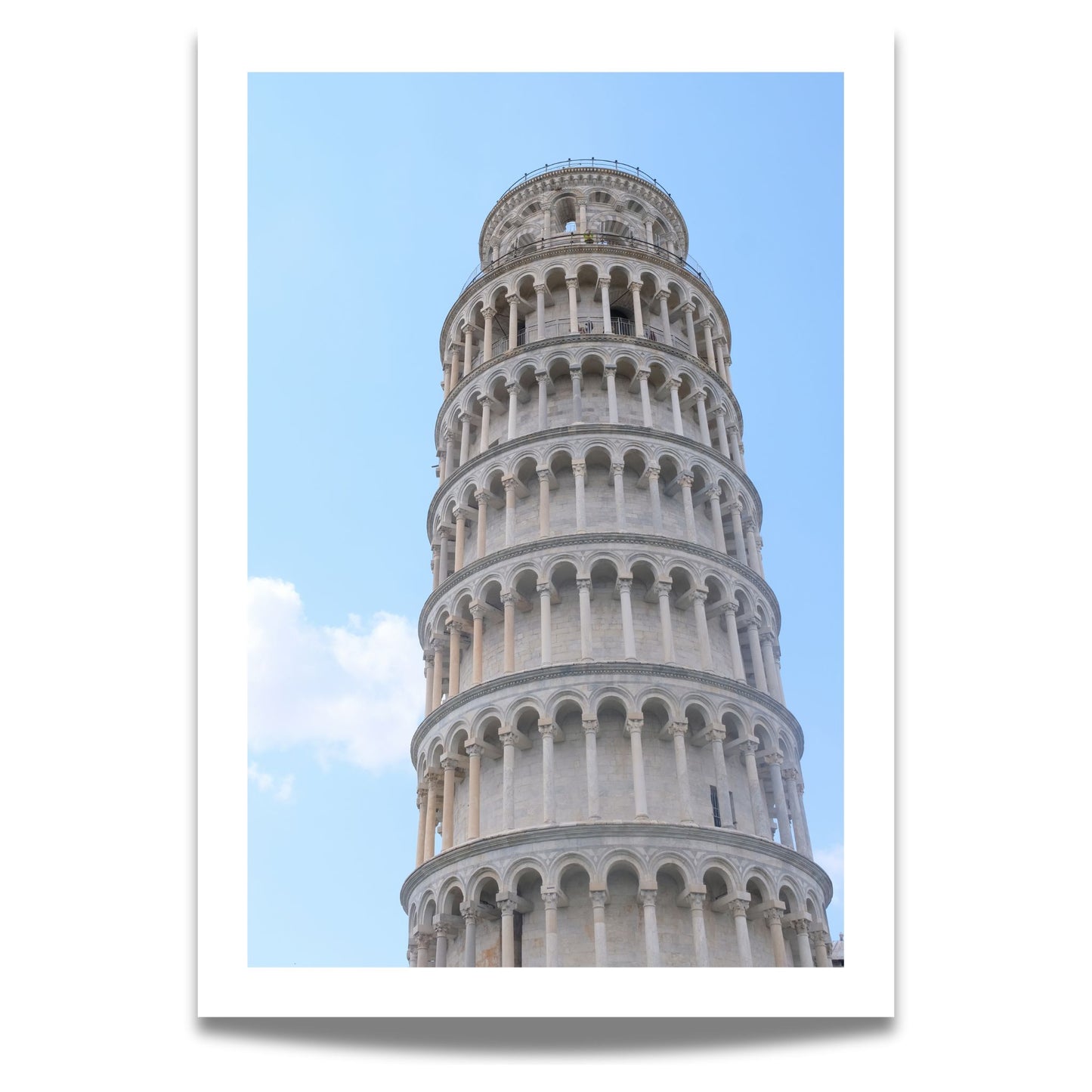 Dette motivet fremhever de elegante buene og detaljene i det ikoniske skjeve tårnet i Pisa, sett mot en klar himmel.