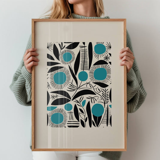 Teal Garden er en dristig og dekorativ plakat med grafiske blomster og planter i sort og blågrønn. Illustrasjon viser plakat med bred kant i eik ramme.