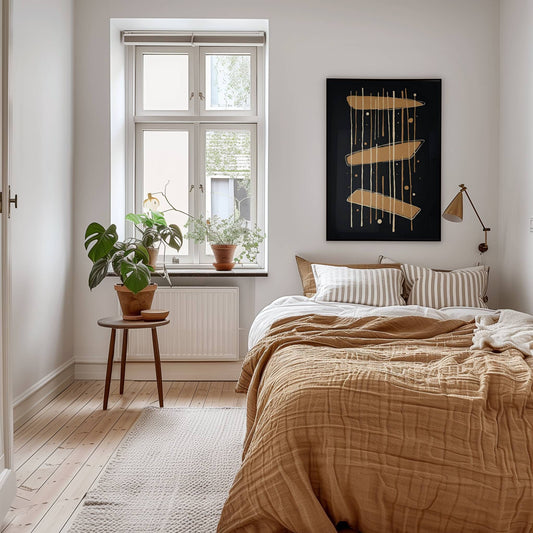 Golden Flow – et abstrakt motiv med flytende former og gulltoner mot en dyp, kontrastfull bakgrunn. Illustrasjon viser motivet som plakat i sort ramme.